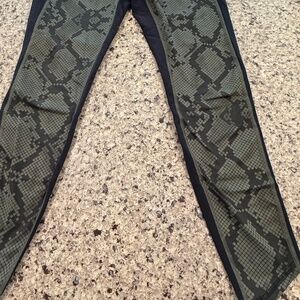 Lululemon Sz6 Snake front leggings high waisted